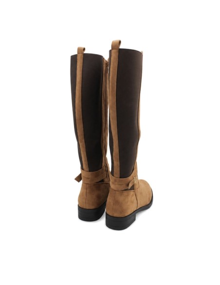 Detalle de hebilla de bota camel para mujer