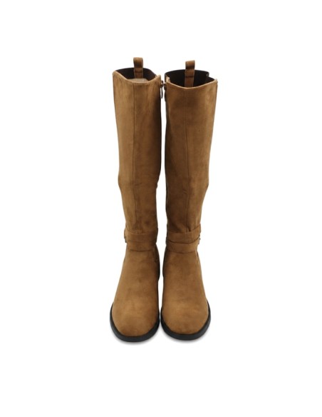Vista frontal de bota camel de antelina