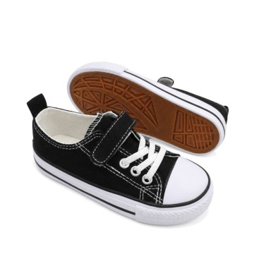 Vista lateral de zapatilla lona negra infantil
