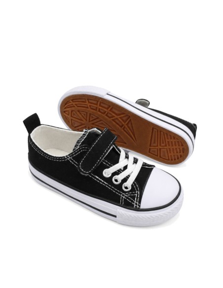 Vista lateral de zapatilla lona negra infantil