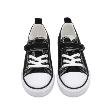 Vista frontal de zapatilla negra con velcro y cordón elástico