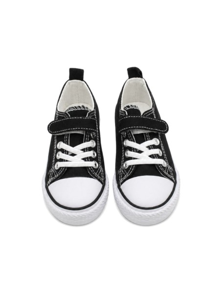 Vista frontal de zapatilla negra con velcro y cordón elástico