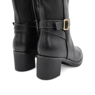 Vista trasera de bota alta negra para mujer