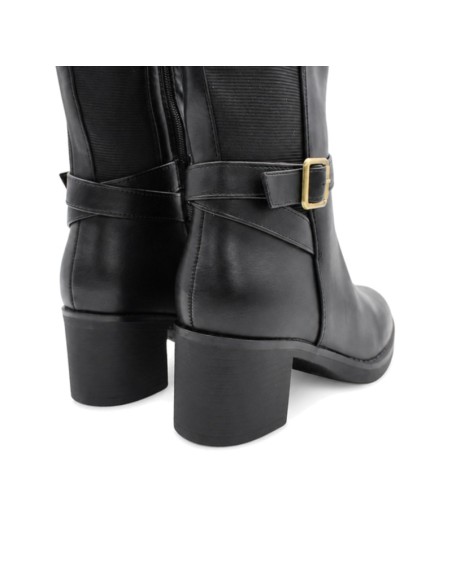 Vista trasera de bota alta negra para mujer