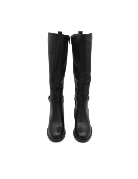 Vista frontal de bota negra con tacón y hebilla