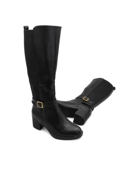 Detalle del tacón de bota negra con caña elástica