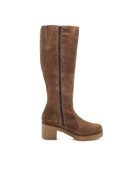 Detalle cremallera de la bota camel de tacón ancho y suela crepé