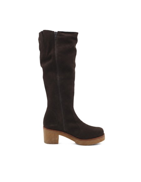 Detalle cremallera, suela crepé y tacón de bota marrón mujer