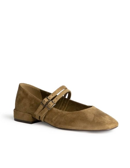Zapato camel de tacón bajo con doble tira y hebillas