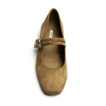 Zapato tacón bajo camel visto desde arriba