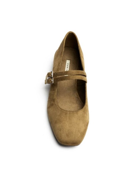 Zapato tacón bajo camel visto desde arriba