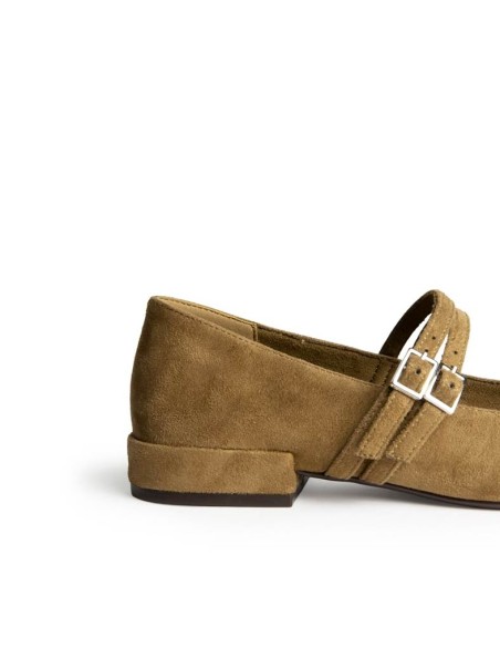 Detalle de hebillas y tacón bajo de zapato camel
