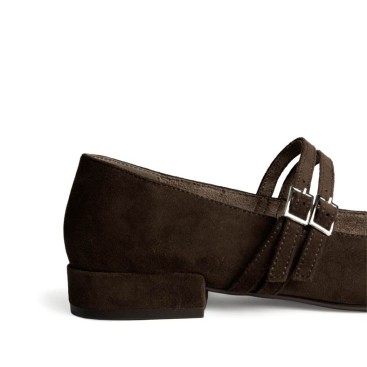 Detalle de hebillas y tacón bajo de zapato marrón