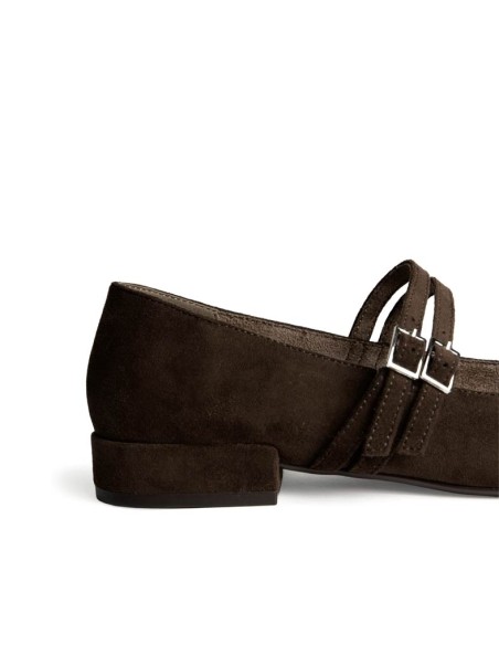 Detalle de hebillas y tacón bajo de zapato marrón