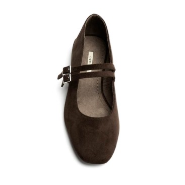 Zapato tacón bajo marrón visto desde arriba