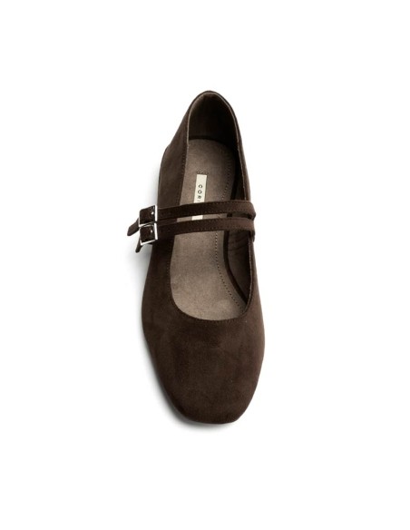 Zapato tacón bajo marrón visto desde arriba