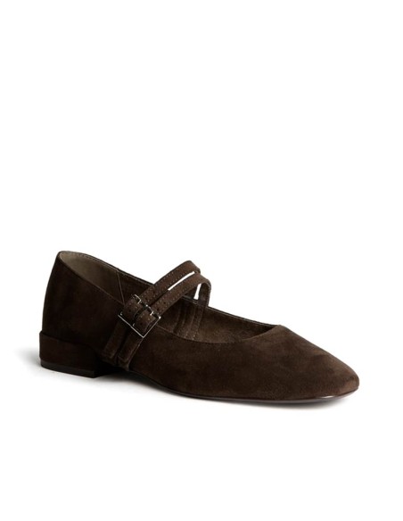 Zapato marrón de tacón bajo con doble tira y hebillas