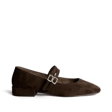 Zapato tacón bajo marrón con doble hebilla