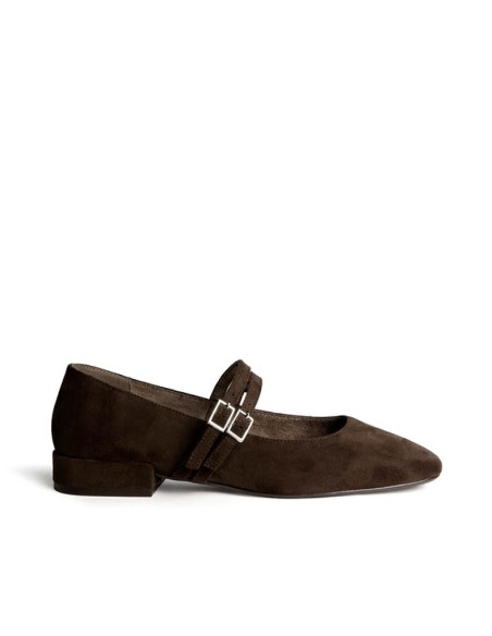 Zapato tacón bajo marrón con doble hebilla
