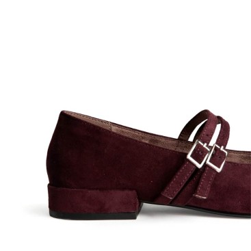 Detalle de hebillas y tacón bajo de zapato burdeos