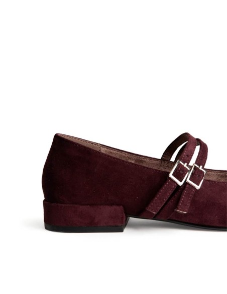 Detalle de hebillas y tacón bajo de zapato burdeos