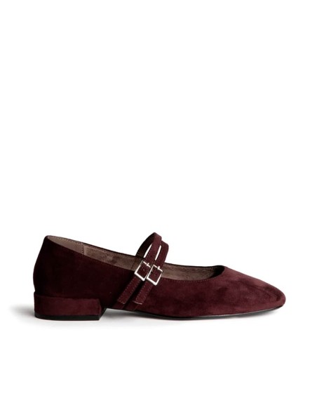 Zapato tacón bajo burdeos con doble hebilla