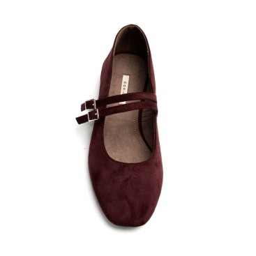 Zapato tacón bajo burdeos visto desde arriba