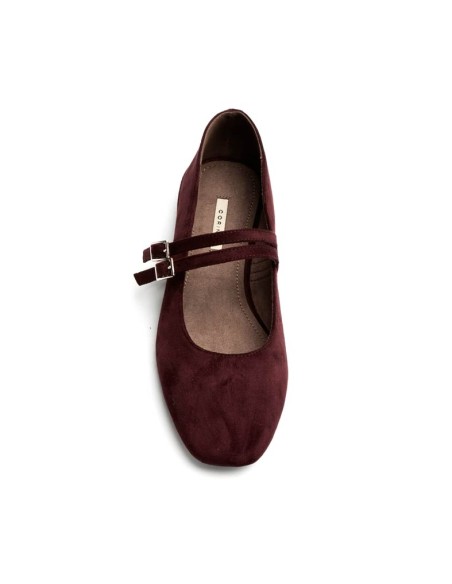 Zapato tacón bajo burdeos visto desde arriba