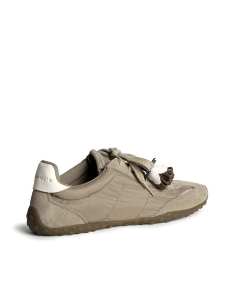 Zapatilla taupe de perfil bajo con colgantes decorativos