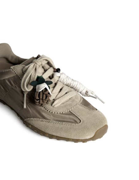 Detalle cordones de la zapatilla taupe de perfil bajo M6505 Corina