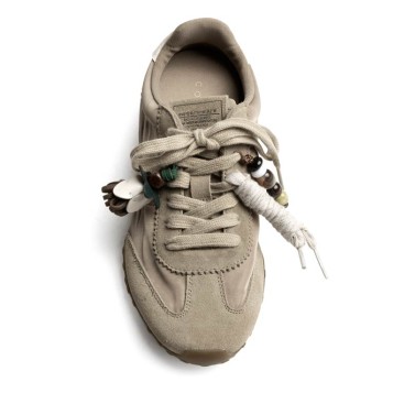 Zapatilla taupe mujer con cordones y colgantes desmontables