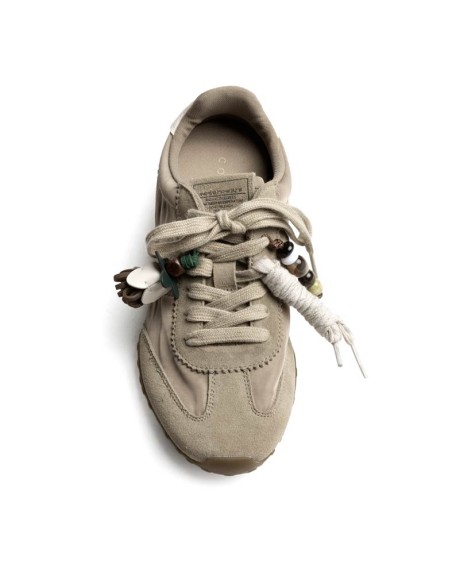 Zapatilla taupe mujer con cordones y colgantes desmontables
