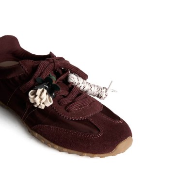 Zapatilla burdeos ligera Corina con adornos florales