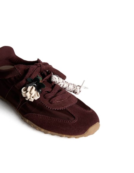 Zapatilla burdeos ligera Corina con adornos florales