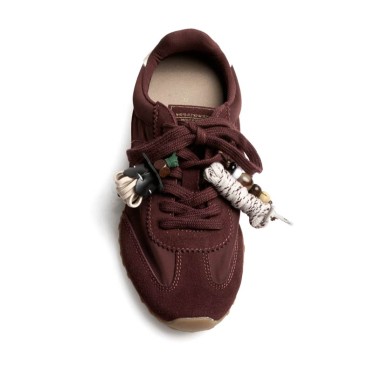 Zapatilla burdeos mujer con colgantes florales desmontables