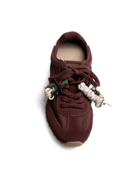 Zapatilla burdeos mujer con colgantes florales desmontables