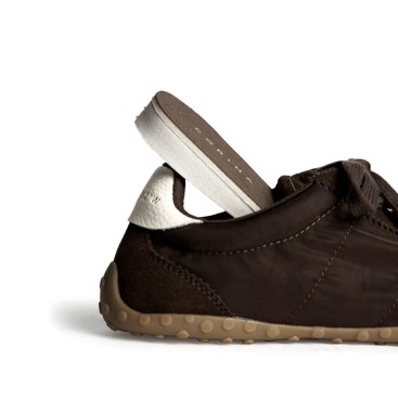 zapatilla marrón con suela fina y plantilla extraible