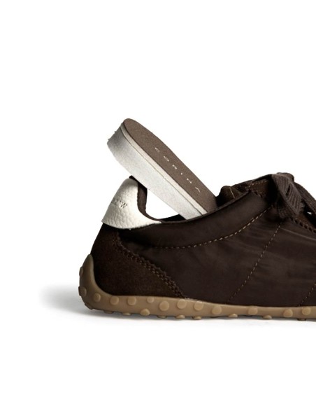 zapatilla marrón con suela fina y plantilla extraible