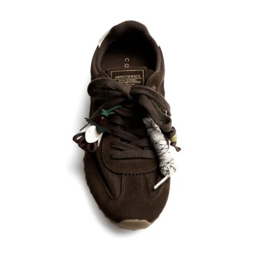 Zapatilla marrón mujer con cordones y adornos extraíbles