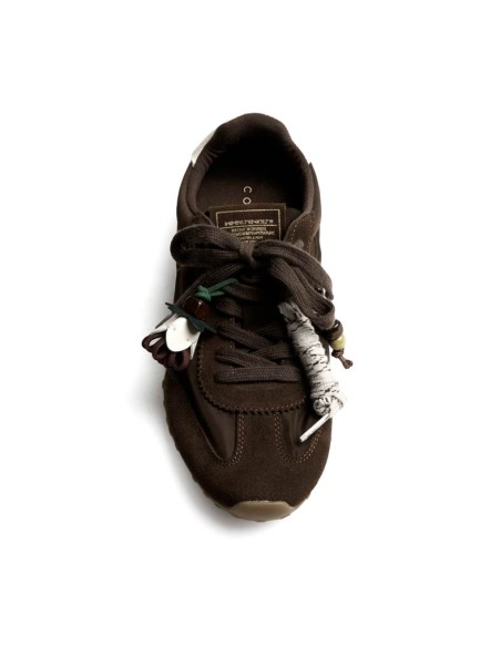 Zapatilla marrón mujer con cordones y adornos extraíbles