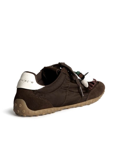 Vista trasera de zapatilla marrón Corina M6505