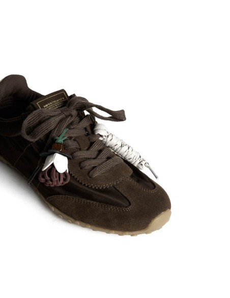 Zapatilla marrón de suela fina con colgantes desmontables