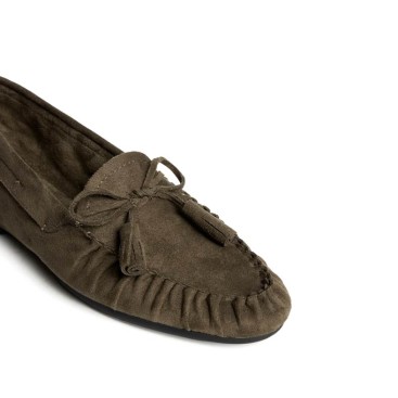 Detalle de mocasín verde kaki mujer con borlas