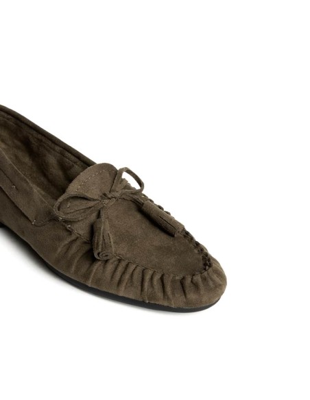 Detalle de mocasín verde kaki mujer con borlas