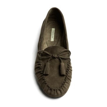 Mocasín con borlas verde kaki mujer vista superior