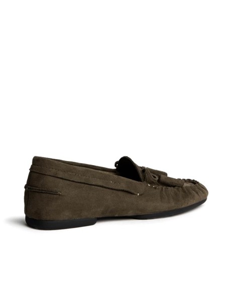 Mocasín verde kaki mujer con borlas vista trasera
