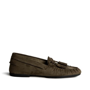 Mocasín con borlas verde kaki mujer vista lateral