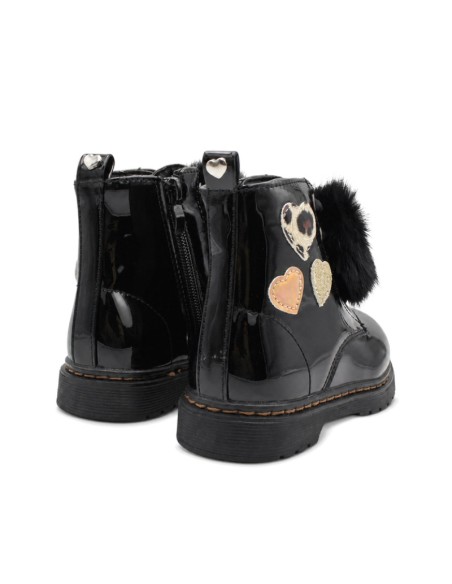 Vista trasera de bota militar negra niña con corazones