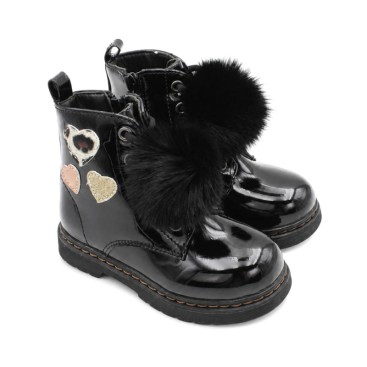 Bota militar negra niña vista lateral con corazones decorativos