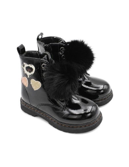 Bota militar negra niña vista lateral con corazones decorativos